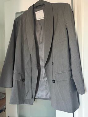 The Frankie Shop Gray Lapel Blazer w/ tie. Never worn size 6